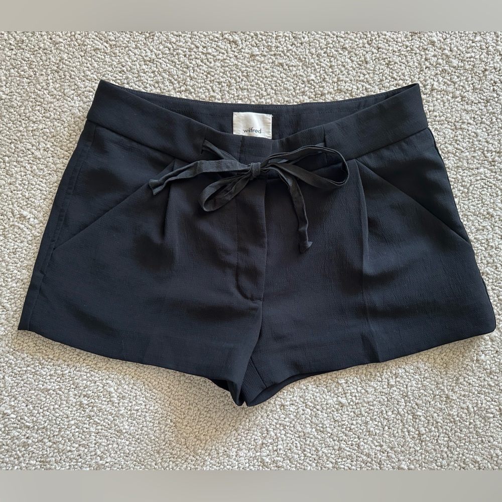 Aritzia Wilfred Black Crepette Tie Shorts